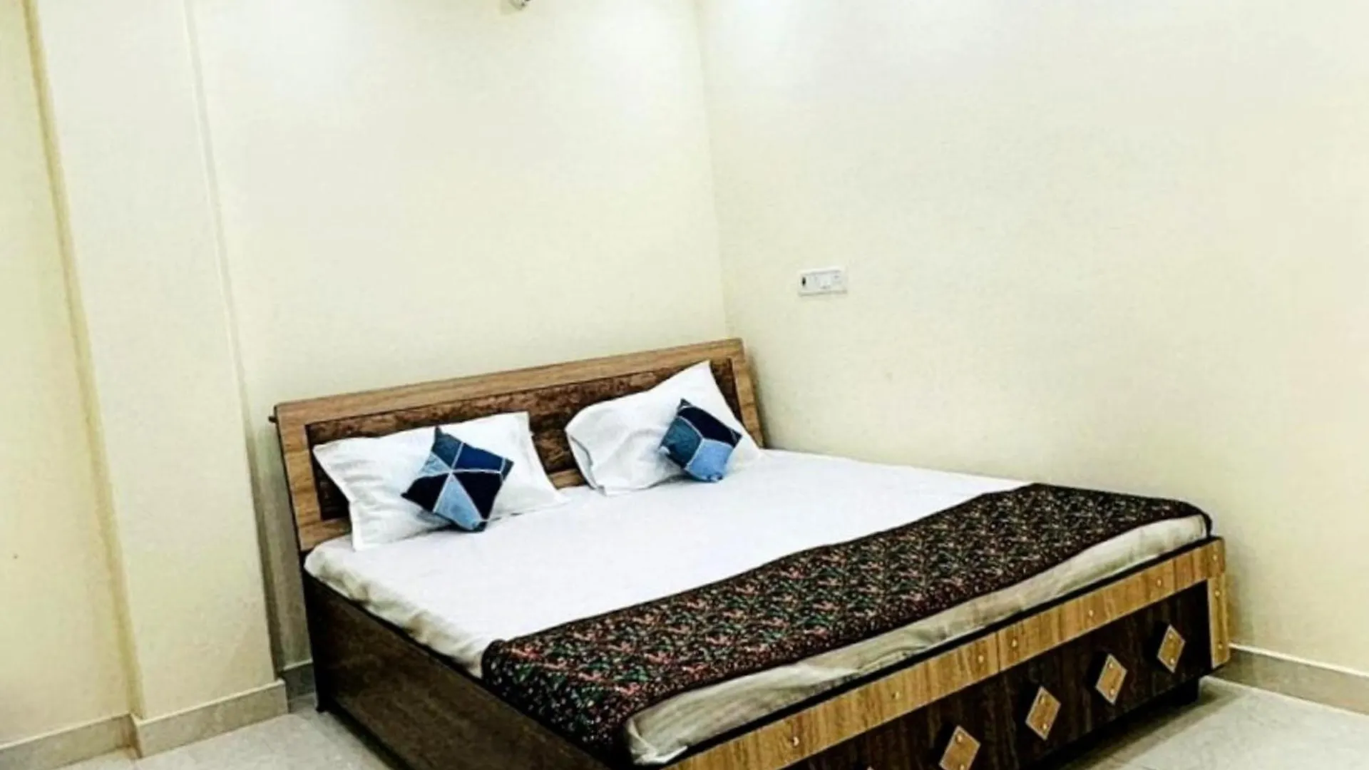 Hotel New Kashi Residency Varanasi Its Fully Ac Or Non Ac Room 3*,